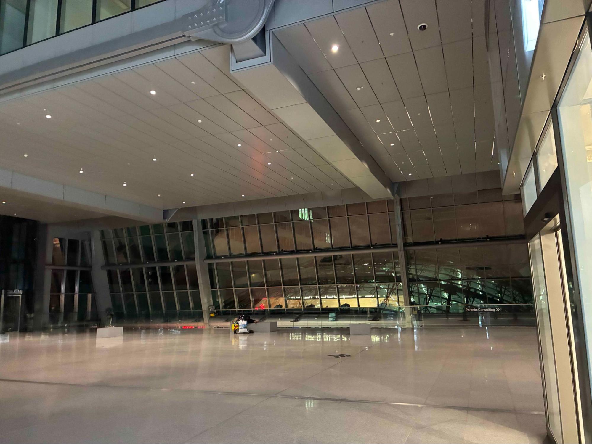 駅ビルは暖かいのでホームレスの人が寝ていた。