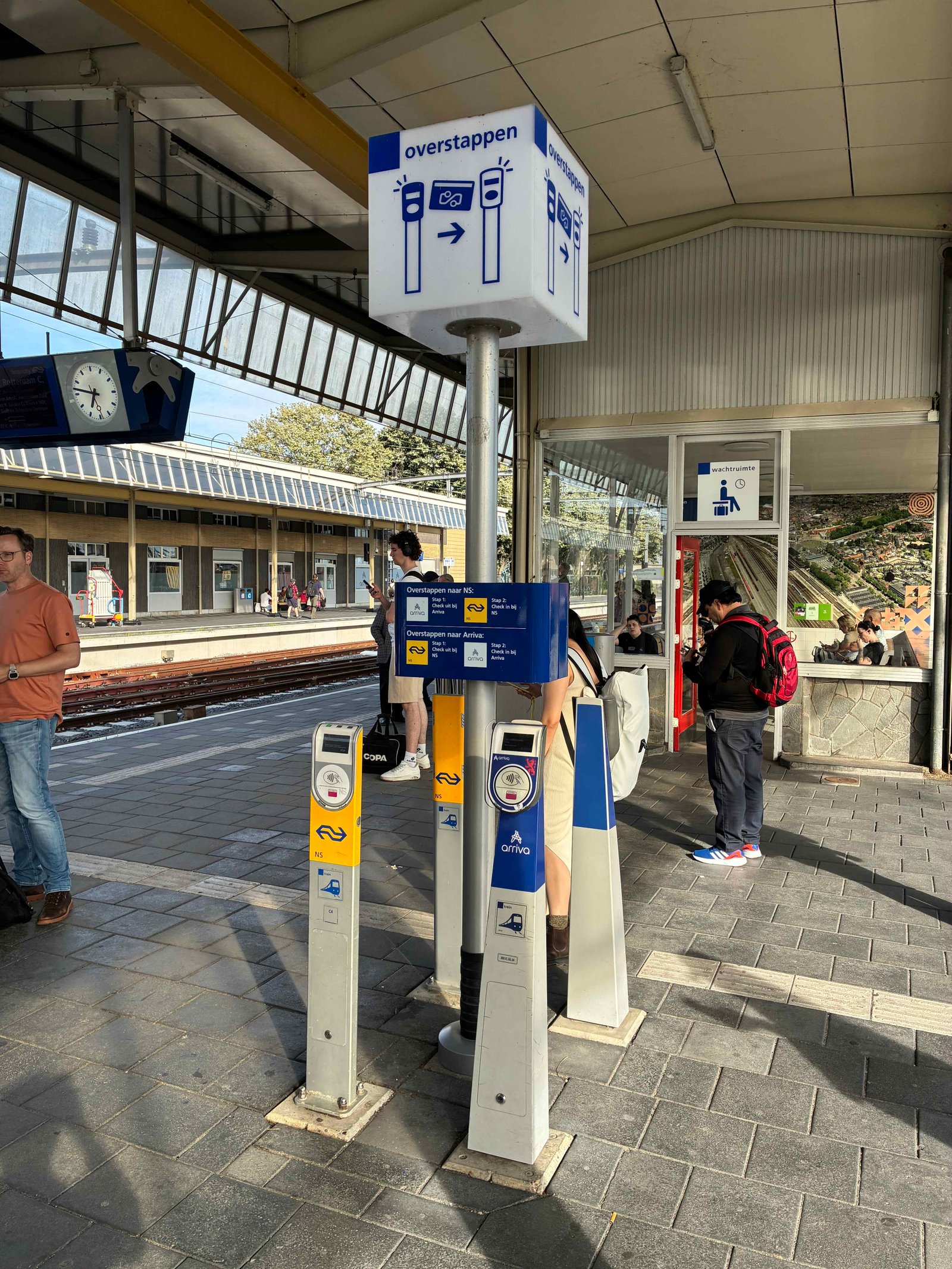 オランダはドイツと違って改札かホームにあるこういうとこでピッってしないといけないっぽい。ユーレイルパスだったので不要だったけど